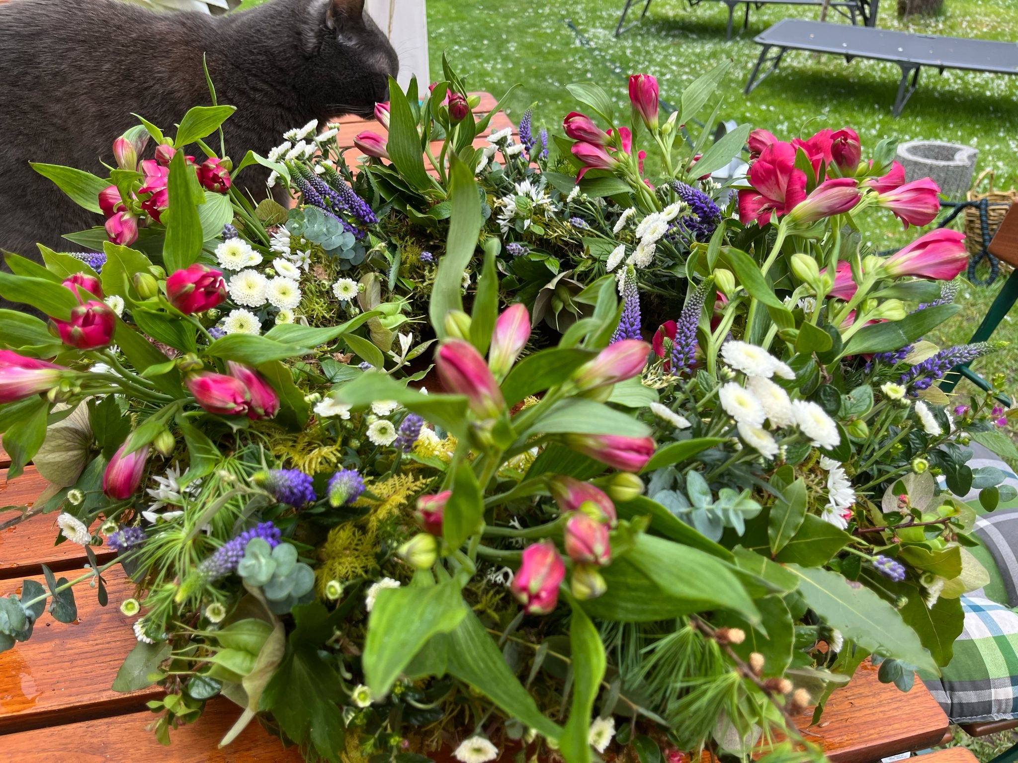 Blumenarrangement mit Beeren und Efeu